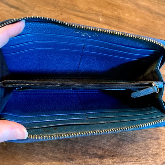 💥Michael Kors Pebbled Leather Zip Around Wallet💥 - Picture 5 of 12